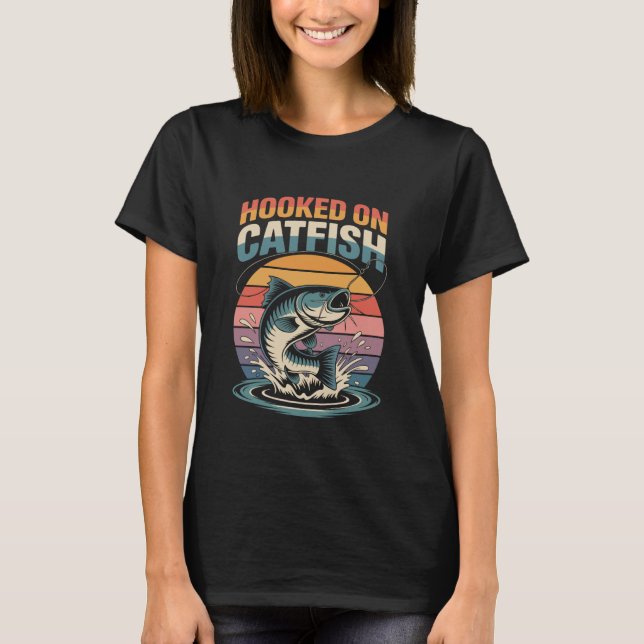 Hooked On Catfish Retro Angling Quote T-Shirt (Vorderseite)