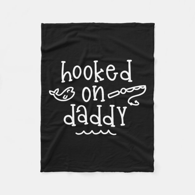 Hooked on Daddy Funny Fishing Vatertag Fischer Fleecedecke (Vorderseite)