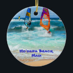 Ho'okipa Beach und Maui Surfboards Keramik Ornament<br><div class="desc">Weltberühmter Windsurfstrand an der Nordküste von Maui auf einer Seite. Und der berühmte "Surfbrett-Zaun" auf der anderen. Ändern Sie das Jahresdatum in das Jahr Ihrer Wahl.</div>