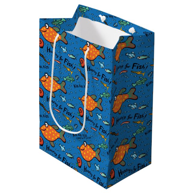 Hooray für Fisch-Muster Mittlere Geschenktüte (Vorderseite Schrägansicht)