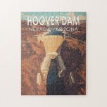 Hoover Dam Travel Art Vintag<br><div class="desc">Hoover Dam in Vektorart Stil. Hoover Dam ist ein Betongräberdamm im Schwarzen Canyon des Colorado River,  an der Grenze zwischen den US-Staaten Nevada und Arizona.</div>