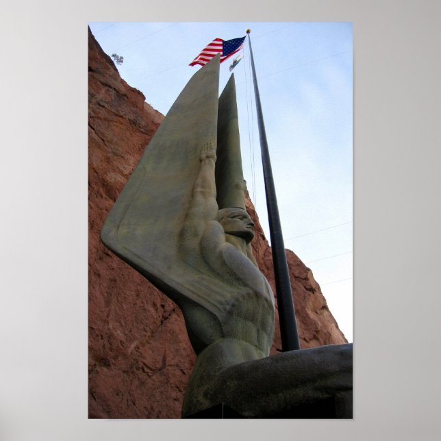 Hoover-Staudammstatur mit amerikanischer Flagge Poster (Vorne)