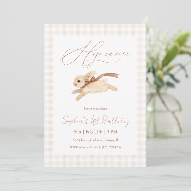 Hop on Over Running Bunny Birthday Einladung (Stehend Vorderseite)