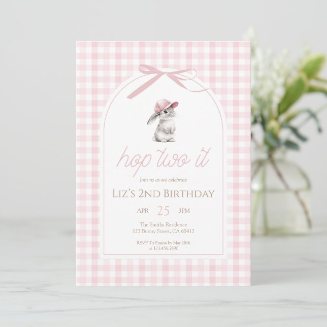 Hop Two It Pink Gingham Bunny 2nd Birthday Einladung (Stehend Vorderseite)