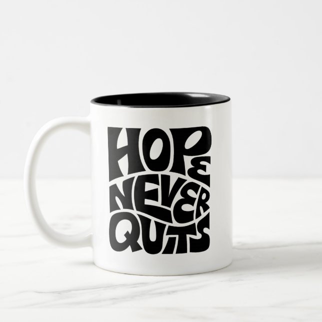 Hope Never Quits Inspirational Typography Design Zweifarbige Tasse (Links)
