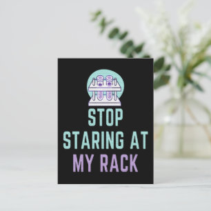HÖR AUF MEINEN RACK ANZUSTARREN - FUNNY LAB TECH POSTKARTE