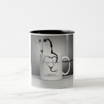 Hören Sie mit dieser Tasse den Kaffee-Beat<br><div class="desc">Diese einzigartige Tasse zeichnet sich durch ein herzwärmendes Design eines Stethoskops aus,  das einen Herzschlag verfolgt und jeden Schluck zu einer Erinnerung des Hingabe und Mitgefühls im Gesundheitsbereich macht. Es ist ein perfektes Geschenk für Ärzte,  Krankenschwestern oder alle beruflichen Gesundheitsberufe,  die eine Touch der Anerkennung verdienen.</div>