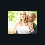 Horizontal Newlyweds Wedding Foto Liebe Leinwanddruck<br><div class="desc">Feiern Sie die Liebe und Freude Ihres besonderen Tages mit unserer Horizontal Newlyweds Wedding Foto Liebe Script Canvas Print. Diese Leinwand erlaubt es Ihnen, Ihr Lieblings-Hochzeitsfest-Foto zu verewigen und die Erinnerungen für immer zu schätzen. Der elegante und trendige Schriftart, der für das Wort "Liebe" verwendet wird, verleiht der Leinwand eine...</div>