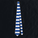 Horizontale, breite blaue Streifen in benutzerdefi Krawatte<br><div class="desc">Horizontale blaue Streifen gegen Weiß. Weiße Linien lassen sich einfärben - fühlen Sie sich frei mit der Hintergrundfarbe zu spielen,  um neue Effekte zu erstellen! Diese Krawatte sind in verschiedenen Farben und zwei Farbvarianten erhältlich - mit breiten Streifen oder kleinen Streifen.</div>