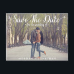 Horizontale Save the Date Postkartenvorlage Ankündigungspostkarte<br><div class="desc">Diese Vorlage kann individuell angepasst werden. Es ist so einfach! Diese Save the Date Postkartenvorlage bietet ein lustiges,  skurriles,  elegantes kursives Skript.</div>