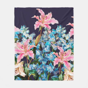 Horizontaler Blumenrand. Lilien und Delphinien,  Fleecedecke