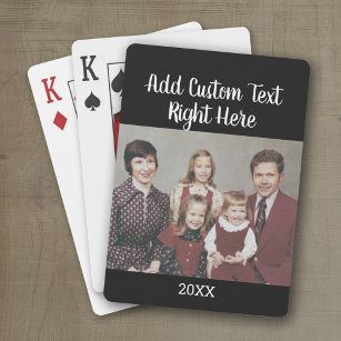 Horizontales Foto mit Skriptfamilie Text und Jahr Spielkarten
