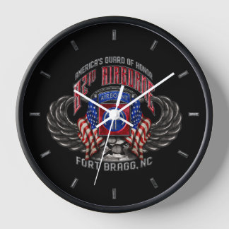 Horloge 82e Vol Airborne. Arrière - plan noir Bragg