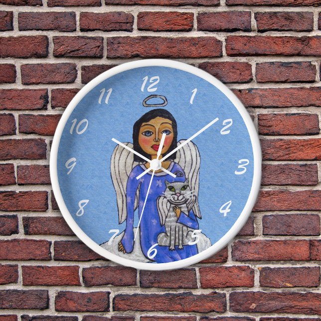 Horloge Angel sur le nuage tenant blanc Angel Chat Silver  (Angel sitting on cloud holding white angel cat both with silver halos on sky blue wall wood clock.)