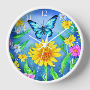 Horloge Beau papillon bleu dans une prairie fleurie