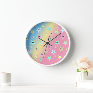 Horloge Belles étoiles avec des visages aux couleurs paste