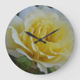 Horloge blanche et rose jaune