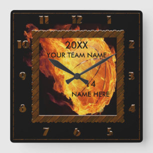 Horloge brune et noire de basket-ball avec le nom