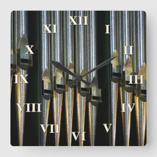 Horloge carré d'orgue avec chiffres romains