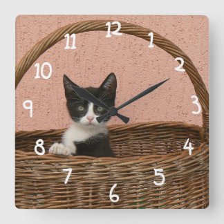 Horloge Carrée Adorable kitten in basket