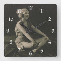 Aimer une fille Ziegfeld assise jambes croisées