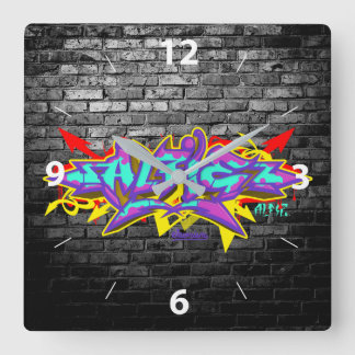 Horloge Carrée Alfie en graffiti avec briques grises