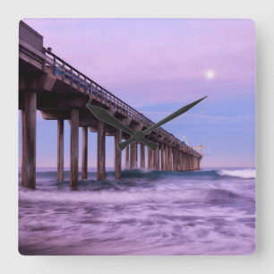 Horloge Carrée Aube violette sur la jetée, Californie