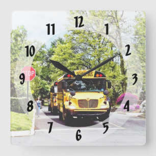 Horloge Carrée Autobus scolaires au signe d'arrêt au printemps