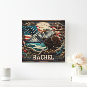 Horloge Carrée Bald Eagle Against Mountain et American Flag