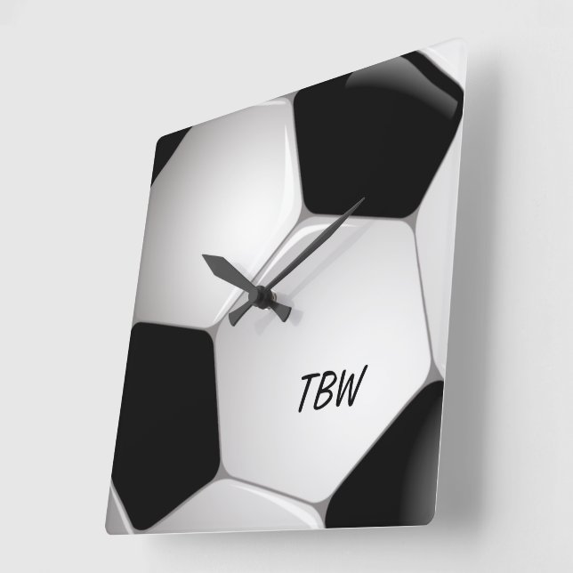 Horloge Carrée Balle de football Monogramme (Angle)