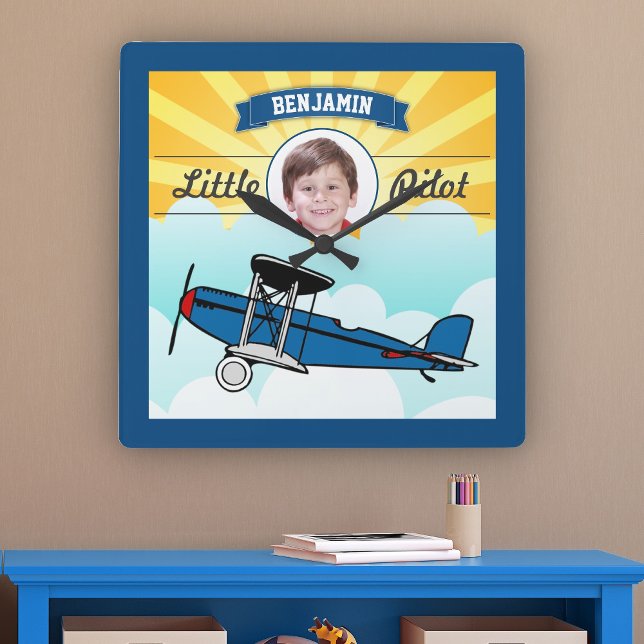 Horloge Carrée Blue Airplane Little Pilot Nom Photo Kids Room (Créateur téléchargé)