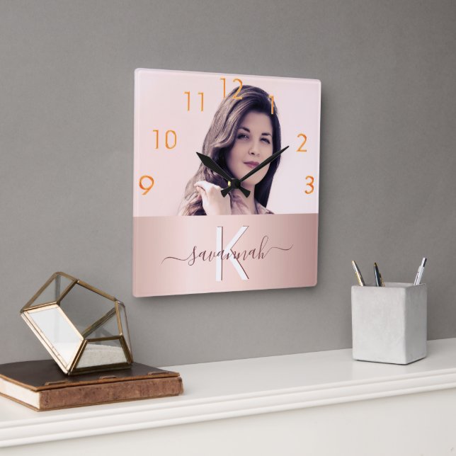 Horloge Carrée Blush rose or nom monogramme photo (Bureau)