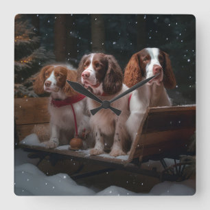 Horloge Carrée Bretagne Spaniel Snowy Sleigh Décor de Noël