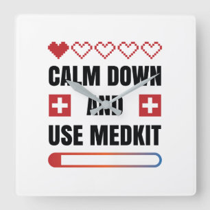 Horloge Carrée Calme vers le bas et utiliser Medkit