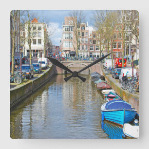 Horloge Carrée Canal d'Amsterdam avec des bateaux