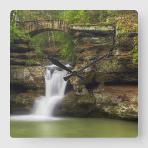 Horloge Carrée Cascade d'Upper Falls à Hocking Hills Ohio