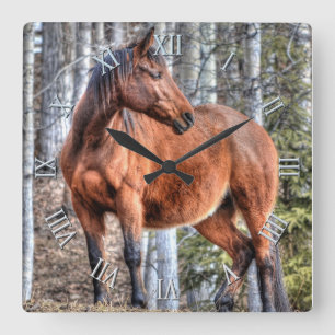 Horloge Carrée Cheval du Ranch Stallion de Bay debout dans une fo