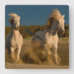 Horloge Carrée Chevaux blancs fonctionnant sur la plage