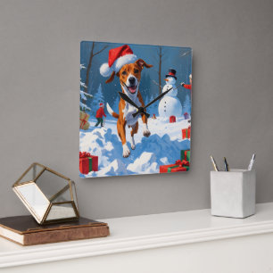 Horloge Carrée Chien Basenji Jouant dans la Scène hivernale ennei