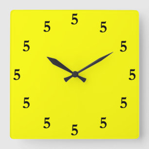 Horloge Carrée Cinq heures noires quelque part sur fond jaune