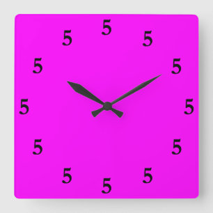 Horloge Carrée Cinq heures noires quelque part sur fond rose