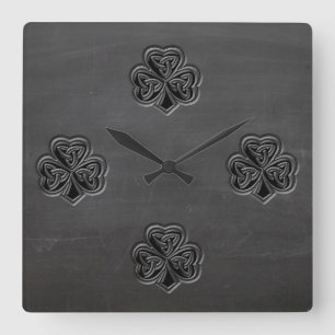 Horloge Carrée Classy Chalkboard shamrock irlandais chanceux