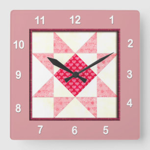 Horloge Carrée Coeurs de bloc d'édredon d'amour dans le rose