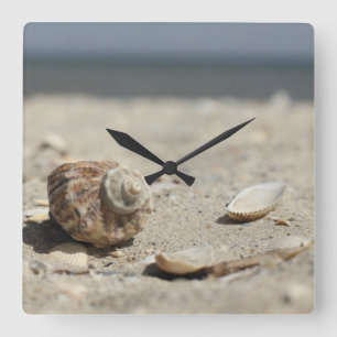 Horloge Carrée Coquillages sur le sable par la mer