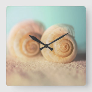Horloge Carrée Coquilles de Nautilus sur la plage