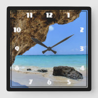 Côte tropicale de plage avec un Big Rock