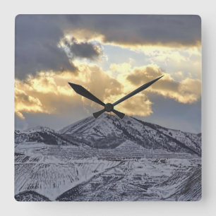 Horloge Carrée Coucher de soleil orageux au-dessus des monts couv