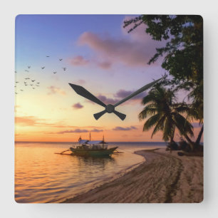 Horloge Carrée Coucher de soleil sur l'île de Tahiti, plage trop