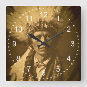 Horloge Carrée Cru de Garfield Jicarilla de chef indien d'Apache