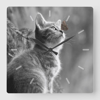 Horloge Carrée Cute chaton gris avec papillon sur le nez